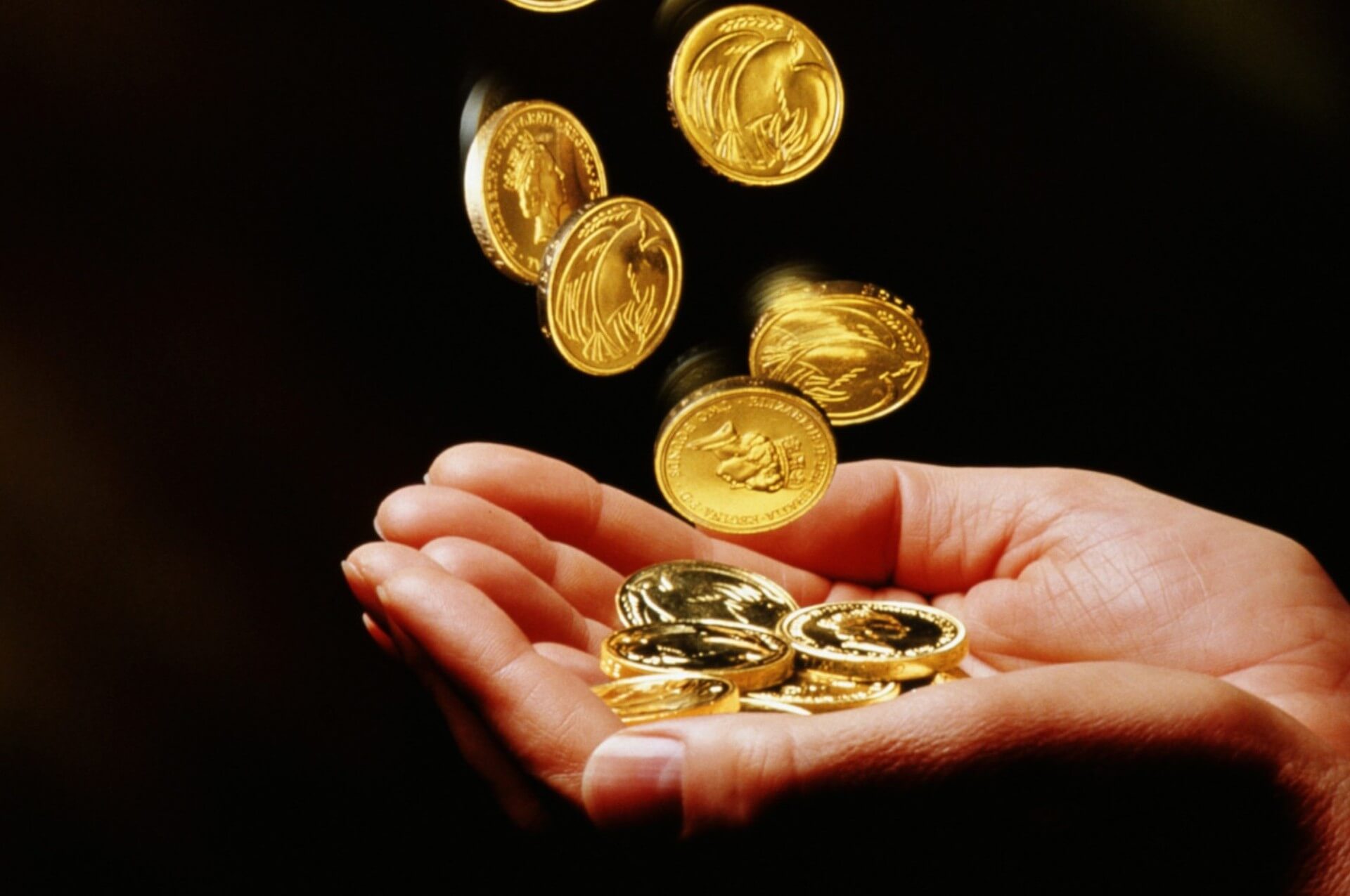 Точки богатства. Магия денег. Монета Золотая. Золотые монеты в руках. Деньги богатство изобилие.